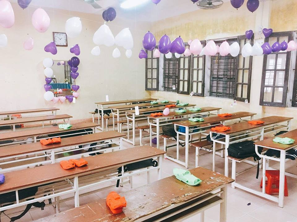 Món quà dù đơn giản và hài hước nhưng vẫn thể hiện rõ sự quan tâm của các bạn nam dành cho hội chị em cùng lớp học.