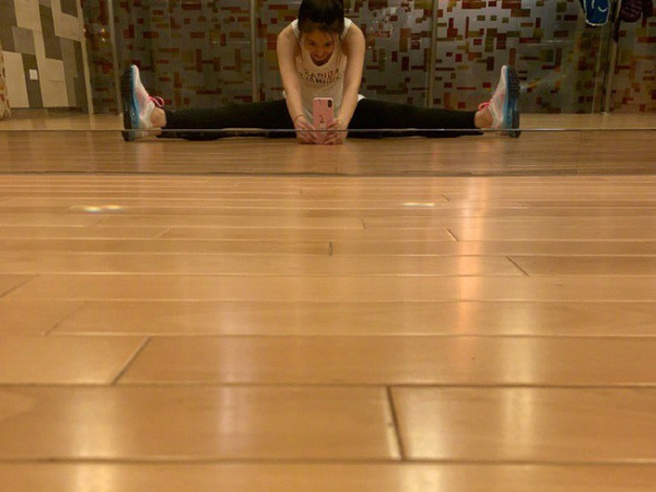 Bà xã Hoắc Kiến Hoa thực hiện các động tác thể dục khó, gián tiếp phủ nhận tin đồn mang thai lần 2.