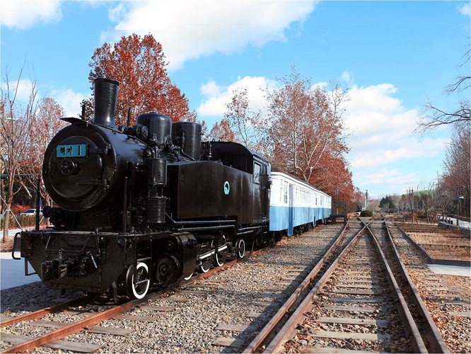 Công viên đường ray xe lửa xuyên rừng ở Gyeongchun, được hình thành từ việc trùng tu 12 đường ray nhằm lưu giữ giá trị di sản văn hóa thời cận đại.