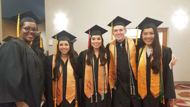 Vũ Nam Phương (phải, ngoài cùng) và các bạn quốc tế.