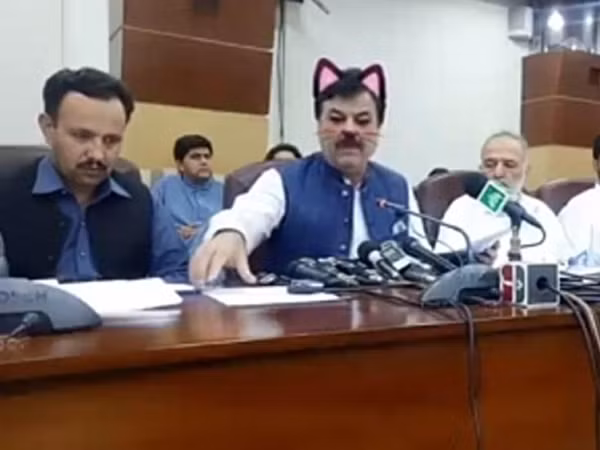 Bộ trưởng Shaukat Yousafzai "hóa mèo" trong buổi họp báo.
