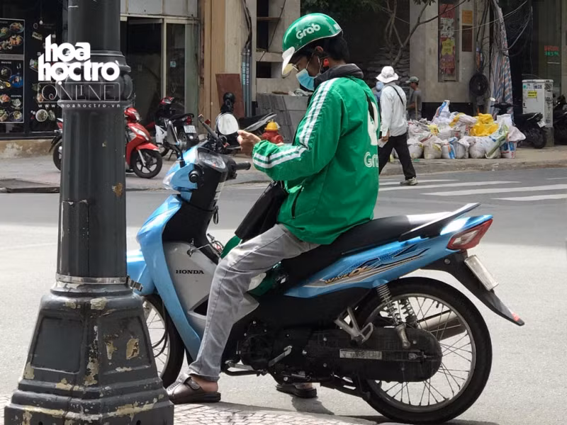 Giữa những ngả đường vắng vẻ lúc trưa hè, người ta dễ bắt gặp những bạn trẻ đi chạy Grab hoặc ship hàng để tranh thủ kiếm thêm thu nhập.