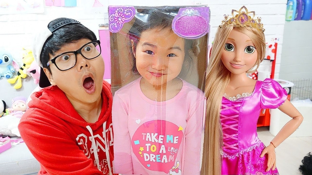 Kênh vừa chỉ mới đăng kí năm ngoái, thế nhưng, số lượng người theo dõi cao gấp nhiều lần cả trang KOLs và celeb.