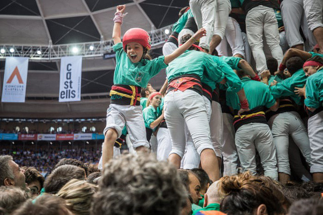 Những thành viên được chọn để leo lên các tầng tháp cao hơn thường là trẻ em hoặc có cân nặng ít hơn. Tuy vậy, đây cũng là những người dũng cảm và sẵn sàng chinh phục độ cao. Ảnh: Getty.