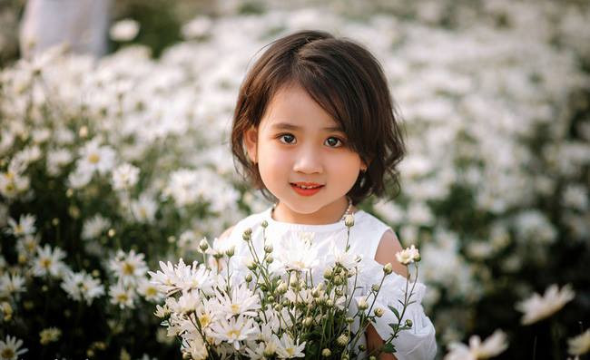 Bé Hoàng Thanh Tâm (3 tuổi) với vẻ xinh xắn, tinh nghịch khiến ai nhìn cũng yêu. Bé Hoàng Thanh Tâm (3 tuổi) với vẻ xinh xắn, tinh nghịch khiến ai nhìn cũng yêu.