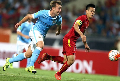 Văn Quyết đua tốc độ cùng hậu vệ Man City trong trận giao hữu năm 2015. Ảnh; NGÔ NGUYỄN.