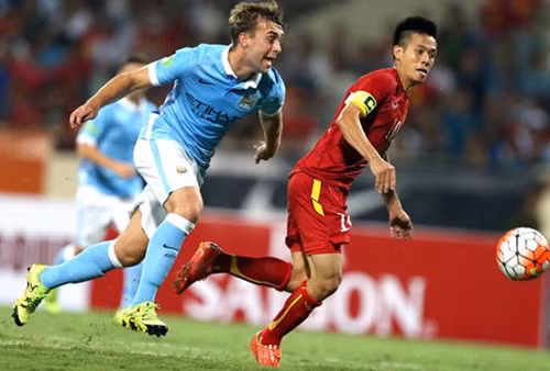 Văn Quyết đua tốc độ cùng hậu vệ Man City trong trận giao hữu năm 2015. Ảnh; NGÔ NGUYỄN.