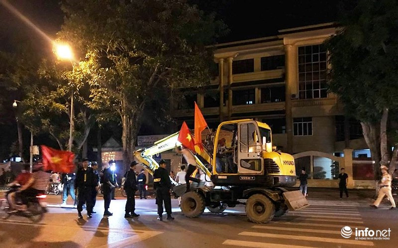 Các CĐV đốt pháo sáng, hay dùng máy múc ăn mừng. Các CĐV đốt pháo sáng, hay dùng máy múc ăn mừng.