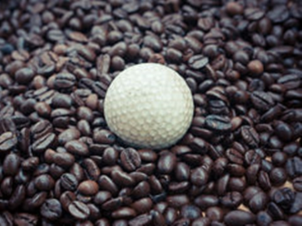 Hãy đặt quả bóng golf vào bình trước, những hạt cà-phê sẽ tự khắc vào được đúng chỗ.