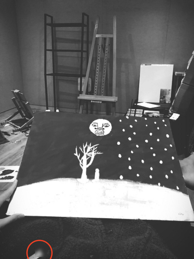 V từng để lộ điếu thuốc trong một tấm ảnh khác