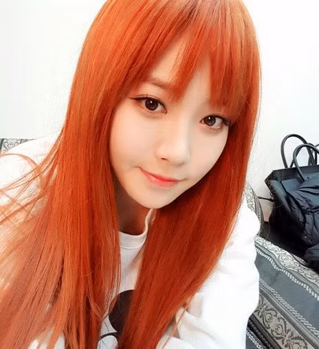 Yura (Girl’s Day) đáng yêu hết sức với tóc và môi đều màu cam ấm áp.