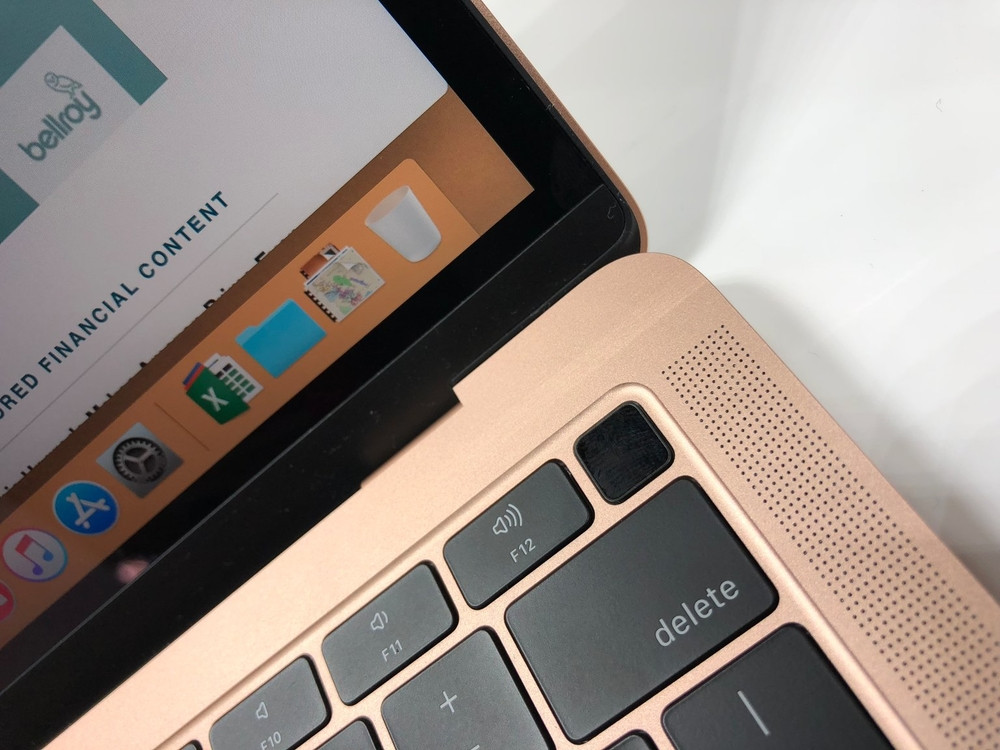 MacBook Air mới còn có cảm biến vân tay, bạn có thể đăng nhập vào máy bằng Touch ID. Đây cũng là lần đầu tiên Touch ID có mặt trên một chiếc laptop không có Touch Bar.