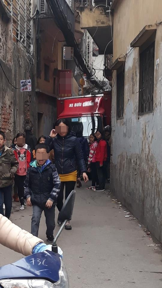 Chiếc xe bưu chính kẹt cứng trong ngõ ngỏ.