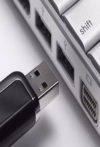 Coi nhẹ việc quét virus usb. Nhiều người có thói quen cắm usb vào máy tính và sử dụng ngay lập tức mà không thực hiện quá trình quét virus. Tuy nhiên, virus và malware đặc biệt thích ẩn mình trong usb để có thể lây lan qua nhiều thiết bị.