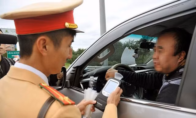 Việc kiểm tra nồng độ cồn được đảm bảo an toàn, nhanh chóng, không ảnh hưởng tới thời gian đi lại của các phương tiện. Tài xế chỉ cần hạ kính để kiểm tra.