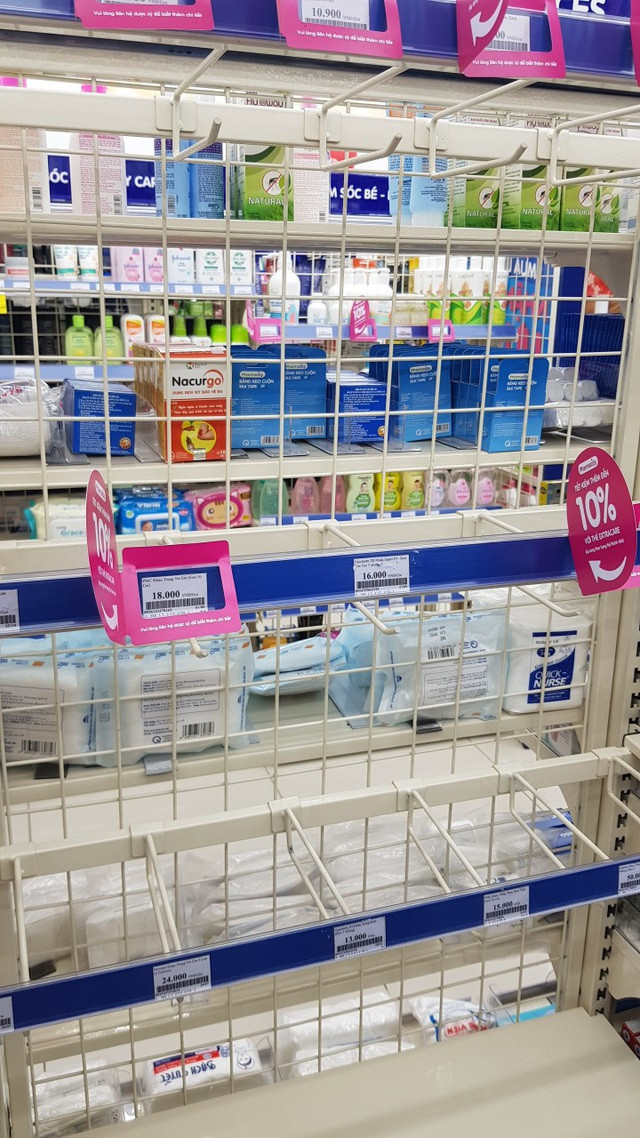Khẩu trang và nước rửa tay khô đã hết sạch hàng. Khẩu trang và nước rửa tay khô đã hết sạch hàng.