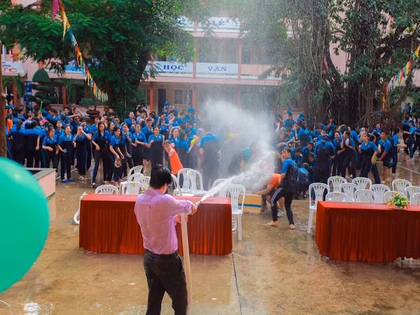 Có bao nhiêu bóng các em cứ quăng vào đây! Tôi chấp hết! – Thầy hiệu phó trường THPT Thủ Đức (TP.HCM)