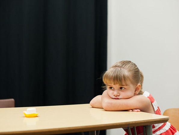 Một hình ảnh trong nghiên cứu “phần thưởng được trì hoãn” – một số em nhỏ sẵn sàng chờ đợi để được ăn kẹo dẻo.