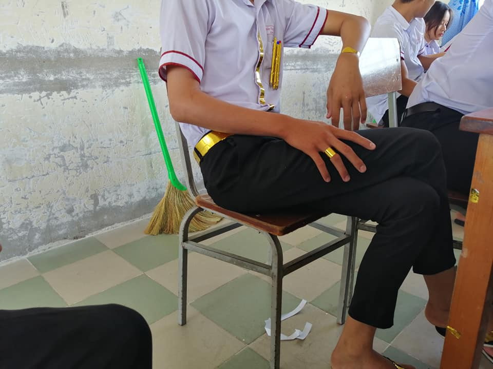 Dáng ngồi đậm chất quý tộc của chàng nam sinh.