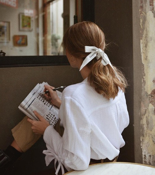 Chỉ là một sợi ruy băng nhỏ xíu buộc hờ cho mái tóc thôi mà nhìn các cô gái trở nên sang trọng hơn hẳn.