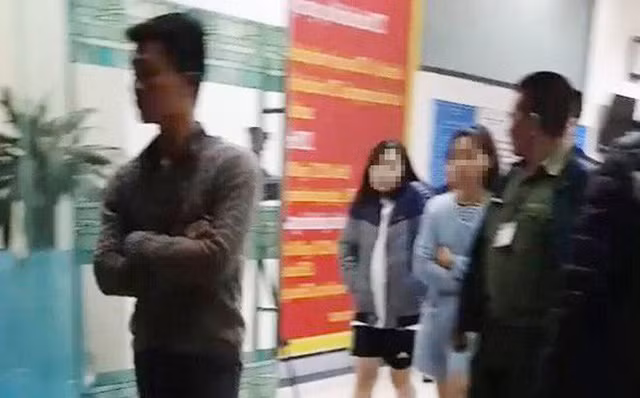 Nữ sinh V.Anh được cơ quan chức năng đưa đi ngay trong đêm ngày 18/10.