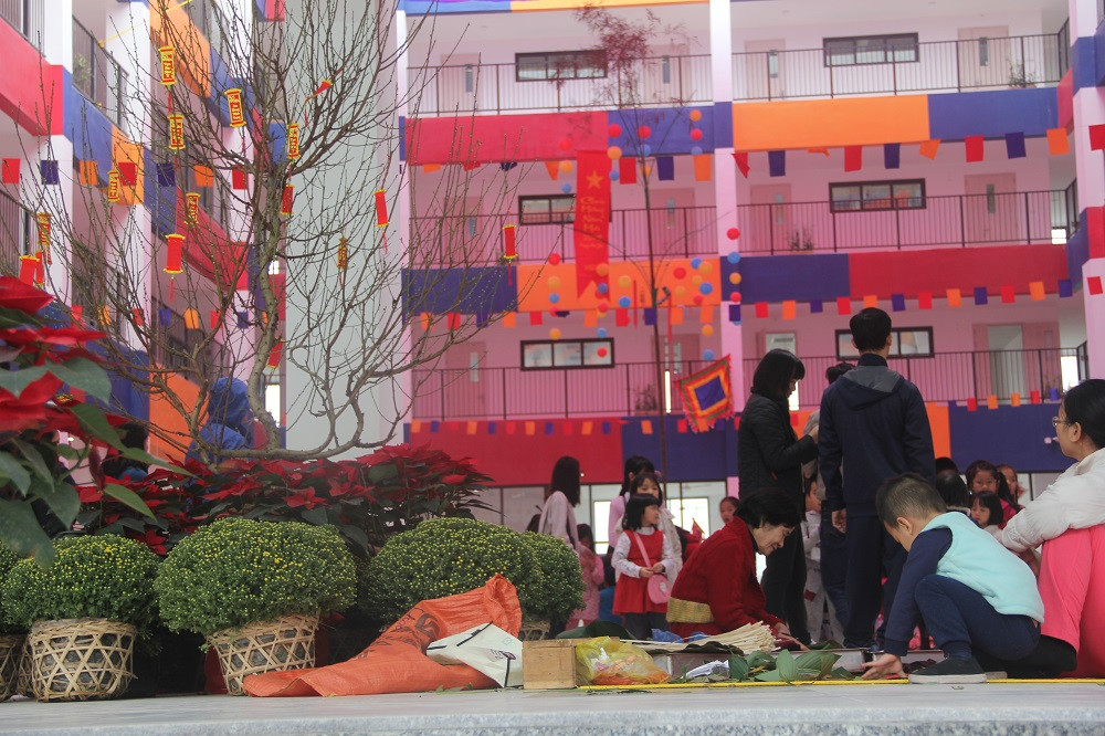 Không khí Tết ngập tràn "Chợ Xuân của em" với hoa đào, hoa cúc và gian học gói bánh chưng.