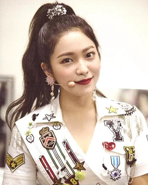 Yeri trưởng thành hơn trong lối trang điểm đậm đà, sắc sảo. Kết hợp với kiểu tóc buộc đuôi ngựa, em út Red Velvet toát lên vẻ sexy, thu hút ánh nhìn.