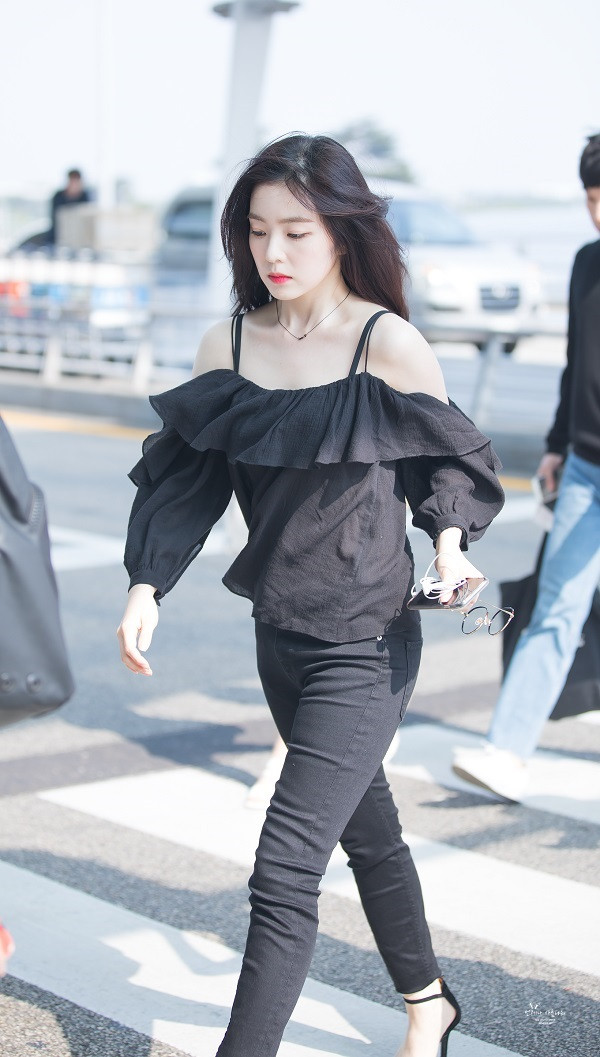 Thêm một bộ đồ không hợp với Irene chút nào. Bao nhiêu nhược điểm vóc dáng của Irene đều bị lộ ra hết.