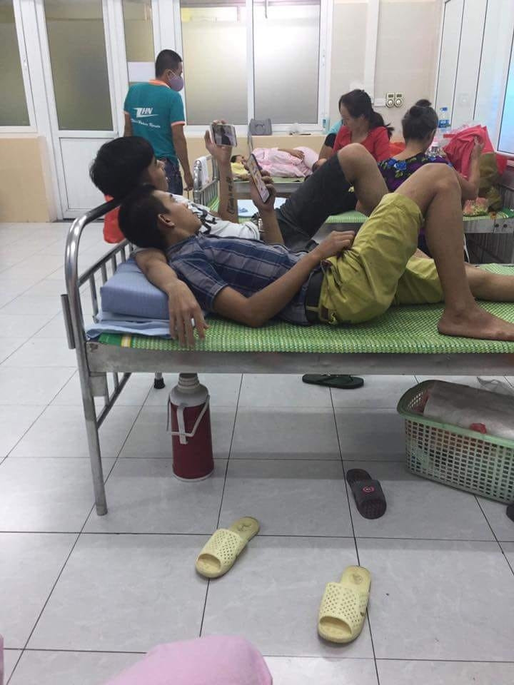 Hình ảnh hai anh chồng "ôm ấp" xem điện thoại khiến dân mạng cười vỡ bụng.