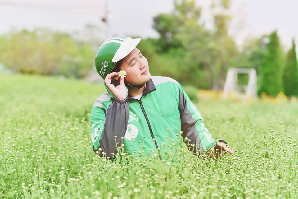 Cài một bông hoa lên tóc để trông thật duyên dáng. Cài một bông hoa lên tóc để trông thật duyên dáng.