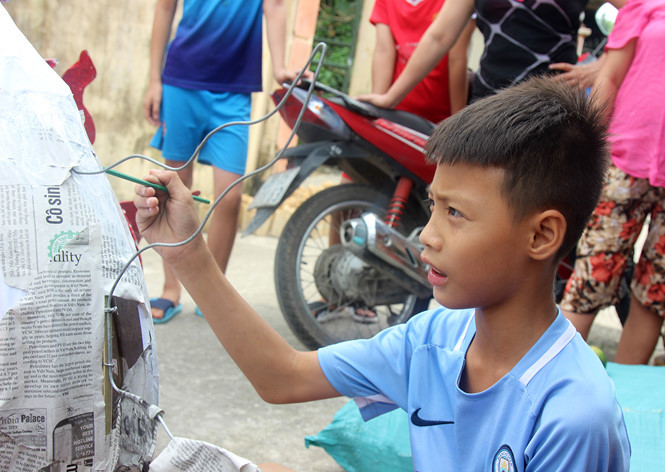 Được người lớn chỉ dạy cộng với tìm hiểu qua mạng, nhóm bạn đã tụ tập và chỉ nhau cùng làm.