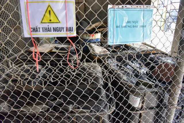 Bên trong nhà máy của Công ty CP gốm sứ Thanh Hà rộng hàng nghìn m2. Tại đây vẫn còn giữ 4 bồn nhựa loại 1000 lít và 12 phuy sắt, nhựa dính dầu thải.