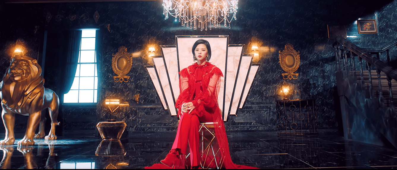 Jeongyeon là một bà chủ quyền lực trong một ngôi nhà giàu có. Jeongyeon là một bà chủ quyền lực trong một ngôi nhà giàu có.