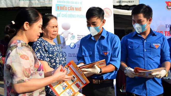 Thanh niên phát tài liệu phòng, chống dịch cho người dân.