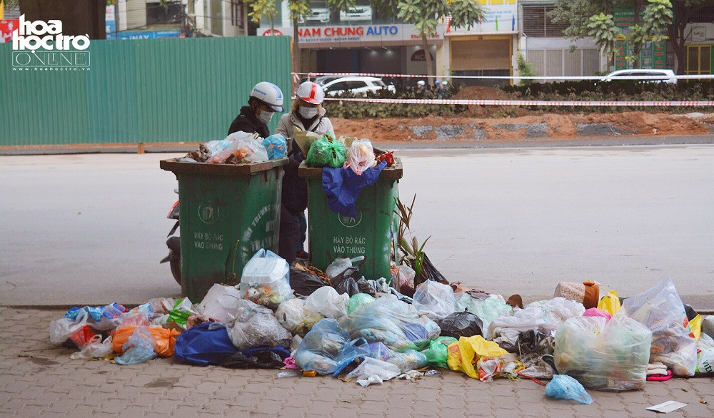 Cứ cách 100m lại có những thùng rác quá tải trên đường Phạm Hùng.