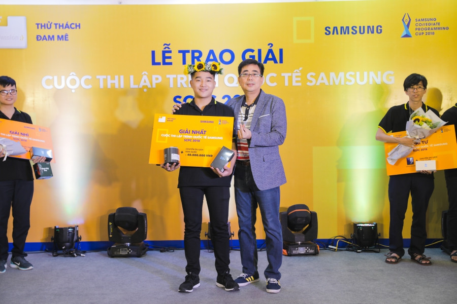 Ban tổ chức trao giải nhất cho thí sinh Lê Minh Quang, Trường đại học Bách khoa Hà Nội. Ban tổ chức trao giải nhất cho thí sinh Lê Minh Quang, Trường đại học Bách khoa Hà Nội.
