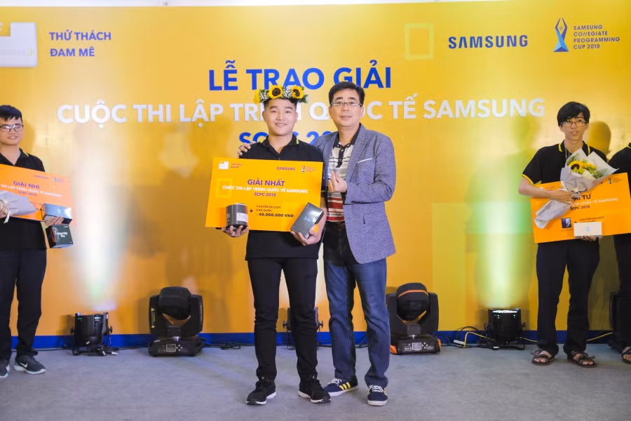 Ban tổ chức trao giải nhất cho thí sinh Lê Minh Quang, Trường đại học Bách khoa Hà Nội.