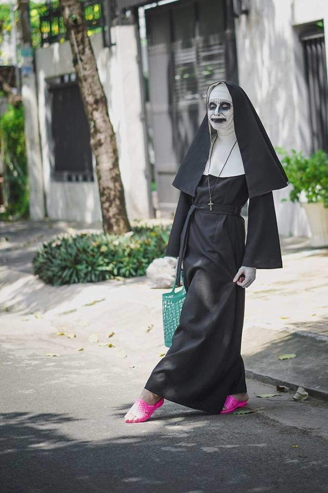 Valak phiên bản Việt với dép tổ ong hồng và giỏ nhựa xanh đi chợ cực lầy.