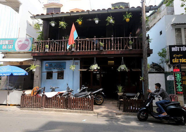 Căn nhà là nơi hoạt động bí mật của dân Biệt động thành trước năm 1975. Nay được anh Trần Vũ Bình biến thành quán cà phê biệt động.