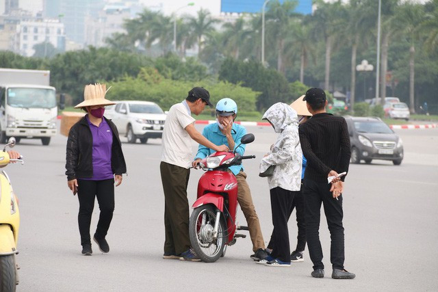 Việc xử lí các đối tượng phe vé gặp nhiều khó khăn vì chế tài xử lí.