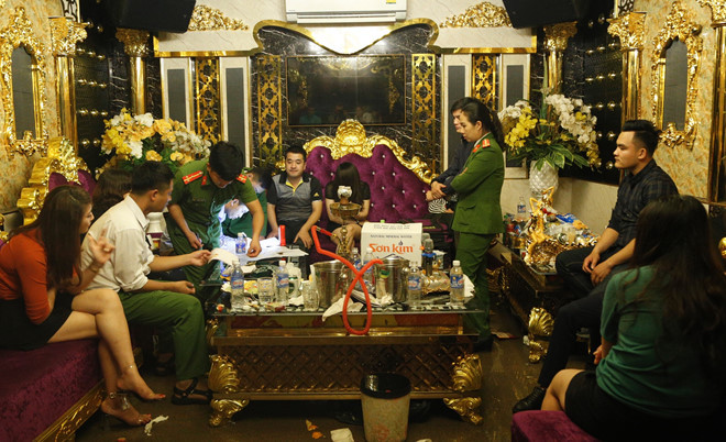 13 người tham gia "tiệc ma túy" trong phòng hát karaoke bị công an tạm giữ điều tra. (Ảnh: Dương Hoàng)
