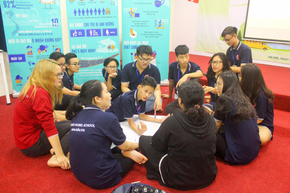 Phần thảo luận sôi nổi để cùng nhau lên ý tưởng và trình bày sáng kiến bảo vệ môi trường.