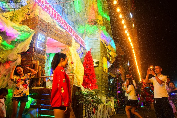 Cả người lớn và trẻ em đều thích thú với khung cảnh tuyết rơi giữa thời tiết khá nóng ở Sài Gòn. Cả người lớn và trẻ em đều thích thú với khung cảnh tuyết rơi giữa thời tiết khá nóng ở Sài Gòn.