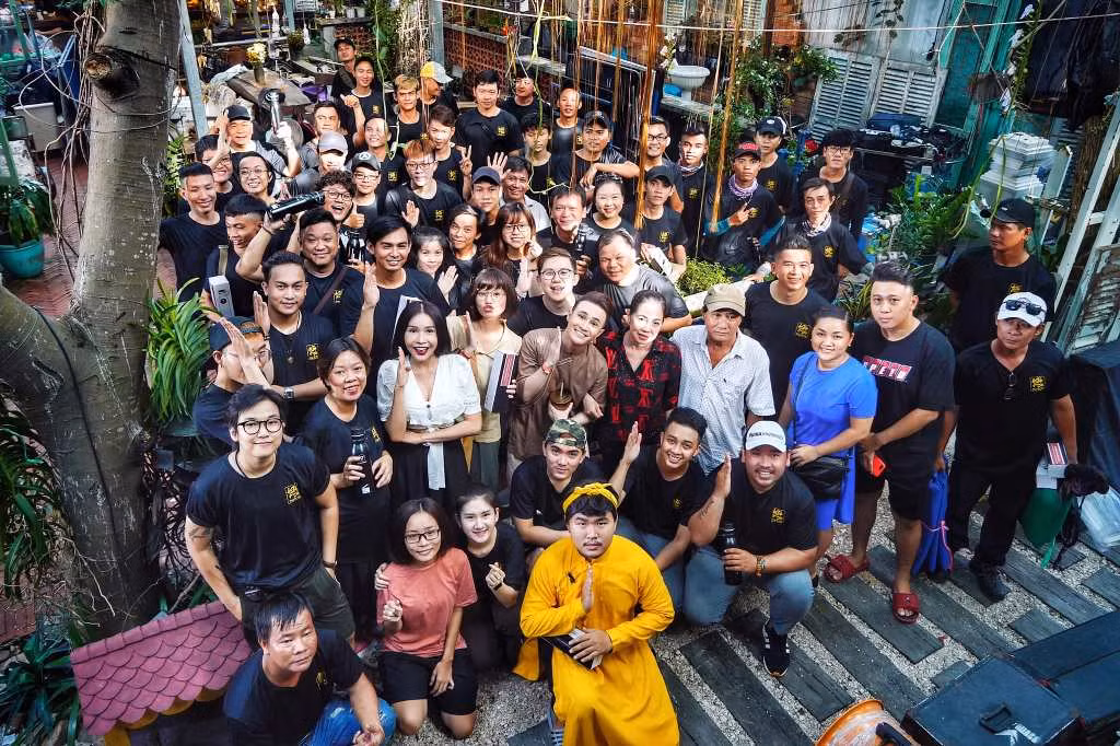 Dự án điện ảnh Pháp Sư Mù quy tụ dàn diễn viên cũ trong web drama như Khả Như, Hạnh Thảo, Quốc Khánh,... Diện trang phục khác biệt so với trong Ai chết giơ tay, ông Vú do nam diễn viên Quốc Khánh thủ vai có thể đã trở thành ông Địa theo những diễn biến trước đó.