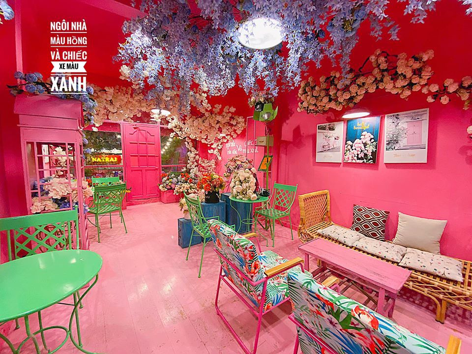 Ảnh: Chichi_08_07, Ngôi nhà màu hồng và chiếc xe màu xanh.