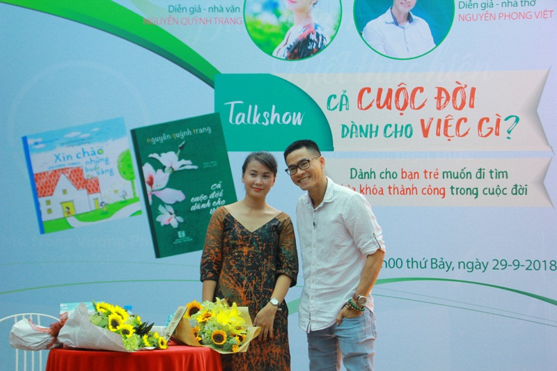 Nhà thơ Nguyễn Phong Việt và nhà văn Nguyễn Quỳnh Trang trong talkshow 