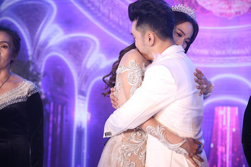 Cả hai ôm chầm lấy nhau xúc động khi cuối cùng đã có thể nắm tay nhau đến cái kết tuyệt đẹp.