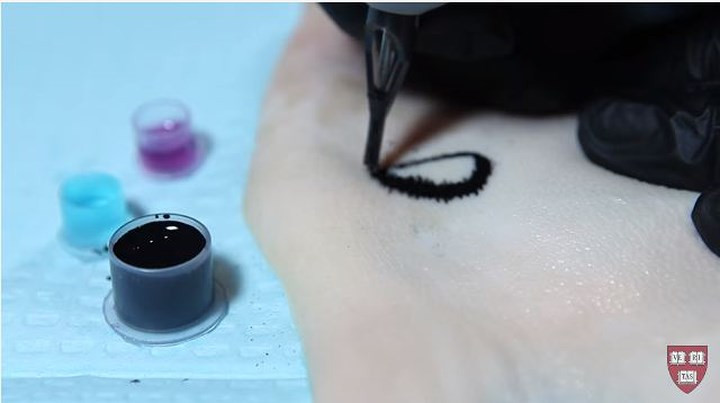 LogicInk cũng là mực in vẽ vào da như một hình xăm. Loại mực thông minh này đo được nồng độ glucose, natri, pH và thay đổi màu sắc tương ứng với thay đổi sức khỏe trong cơ thể.