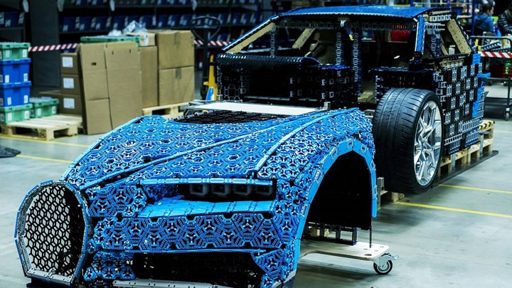 Không chỉ là một chiếc xe mô hình, Chiron Lego có thể tự di chuyển bằng chính năng lượng đến từ động cơ Lego của mình.