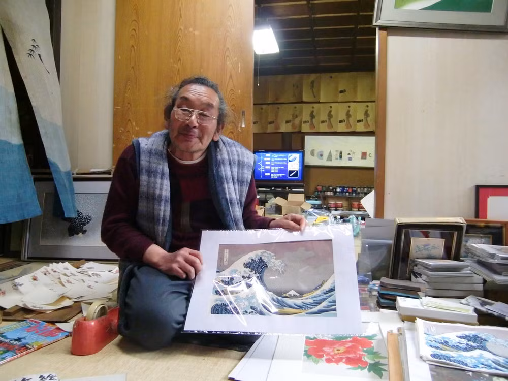 Cụ Ihimura và những tác phẩm trong bảo tàng của mình.